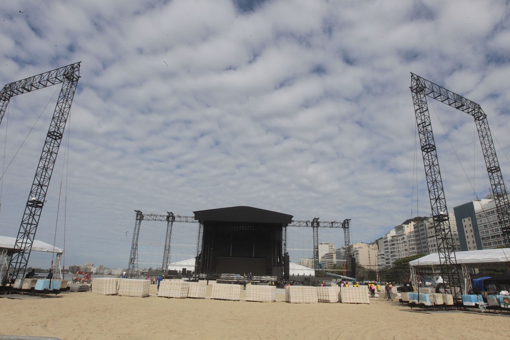 Lady Gaga chega ao Brasil para show em Copacabana